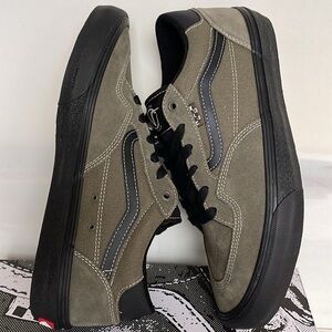 Vans WMNS Rowan Olive/Black
VN0A5JICBIQ
Sneakers